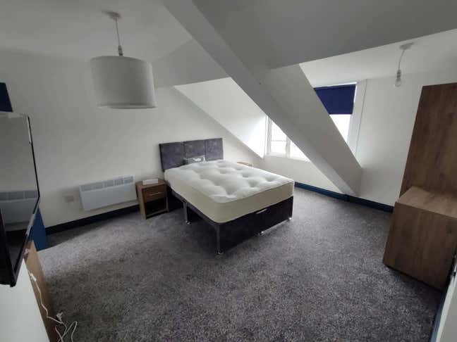 Ensuite Double in Stylish Professional Home Main Photo