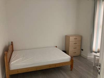 4 room house. 5 mint Barkingside station and shops Main Photo