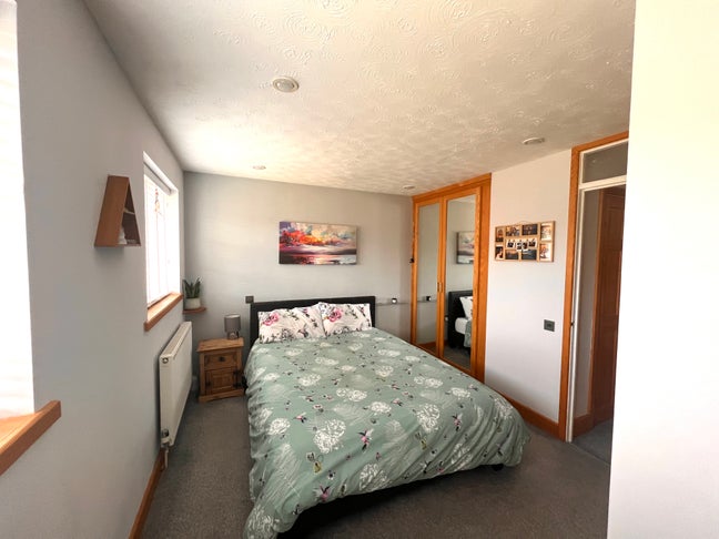 Double bedroom in 2 bed house  Main Photo