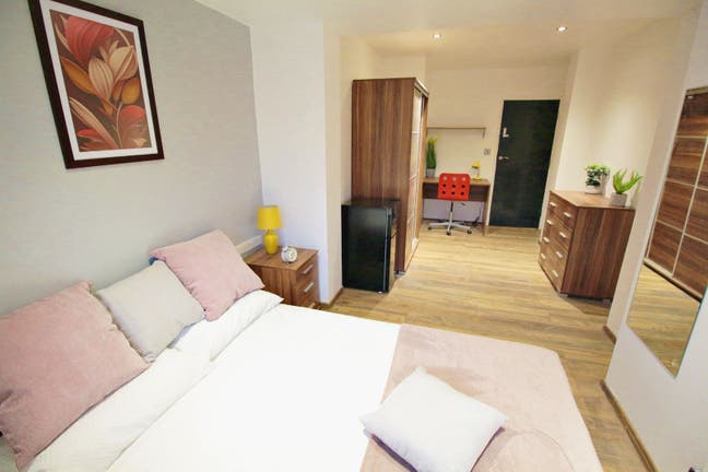 🏡 Stylish Double Room | 💡 All Bills Included! ✨ Main Photo