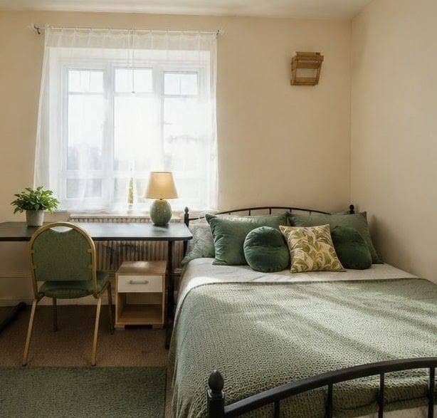 🔑 Stylish Double, Ready to Move in NOW Main Photo