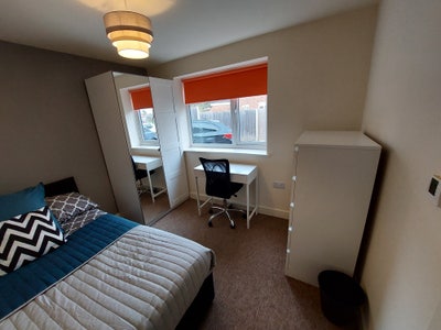 GU2 8Lx - Modern Double Close to Research Park  Main Photo