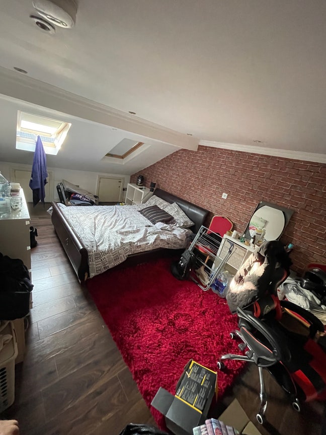 Very large room with storage compartments Main Photo