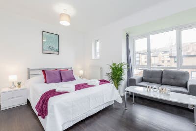 Double Bedroom with Parking Main Photo
