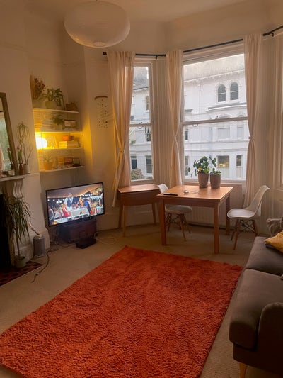 Looking for a flat mate next to the station! Main Photo