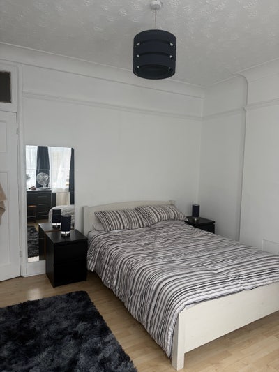 Large bright double room in 2 Bed Flat Main Photo