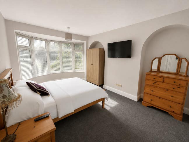 Large Double room near Roundhay Park - Bills inc Main Photo