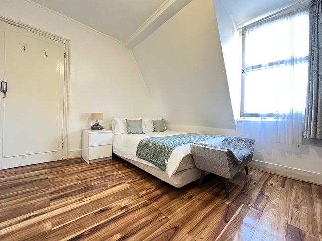 🔥Zone 2- Modern Double Room+ Living Room🔥 Main Photo