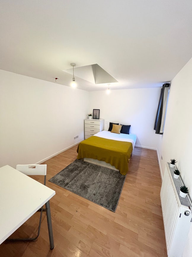 Share with Only 3 People, Spacious Double Room Main Photo