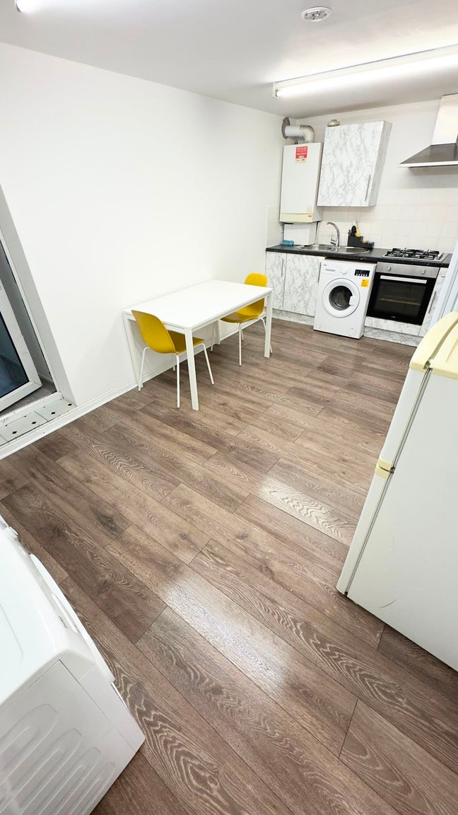 Share with Only 3 People, Spacious Double Room Main Photo