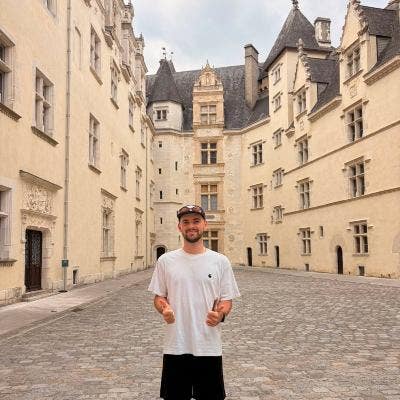 French professional seeking short let (1/3 months) Main Photo