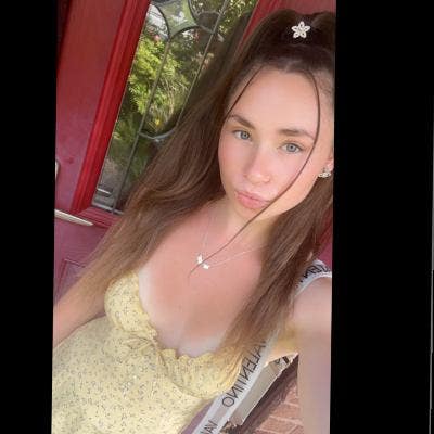 Female seeks a single or double room Main Photo