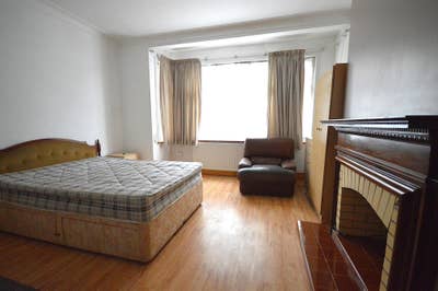 Ground Floor Bedroom with Easy Access to Garden Main Photo