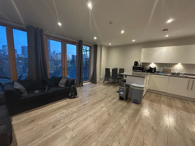 Spacious Double Room available in 3B2B in E14 Main Photo