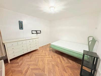 Double Room for Female Tenant – Oldham – OL1 Main Photo