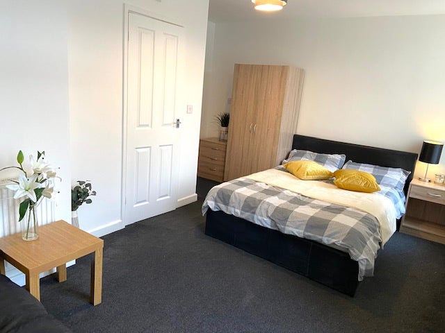 Large Double with private en suite and Kitchenette Main Photo