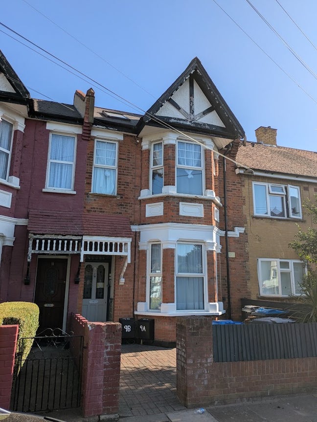 Newly Repainted 2-Bed G/F Flat with Garden Main Photo