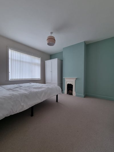 Double bedroom in 2 bed house  Main Photo