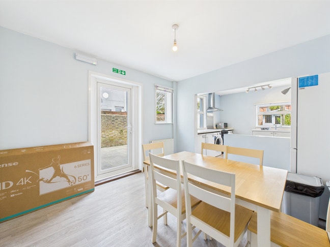 En Suite Rooms Available! Close to Train Station Main Photo