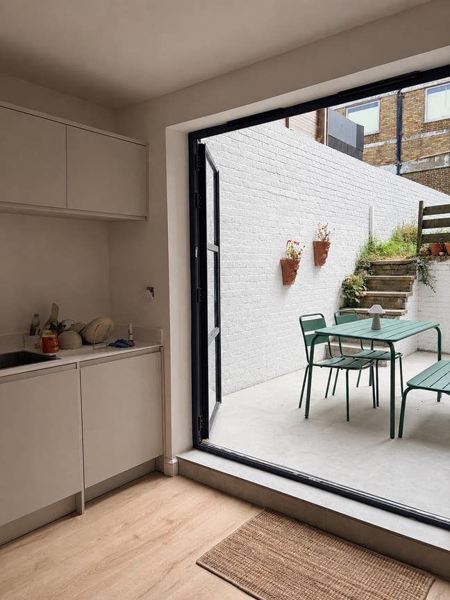 Newly Renovated 2-Bed Flat Near the Beach Main Photo