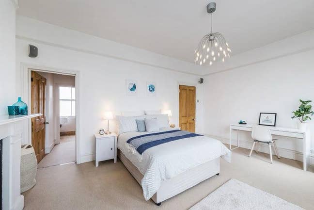 En-suite Large Double Bedroom  Main Photo