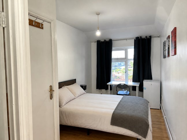 Spacious Room in Edmonton Green - All included Main Photo