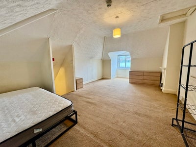 Very Large 32 m² Freshly Painted Furnished Room Main Photo