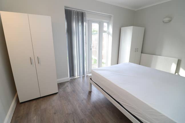 Beautiful Room with Direct Garden Access – Availab Main Photo