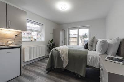 ✨ Brand New Ensuite+Kitchenette | 10min to Mcr 🚆 Main Photo