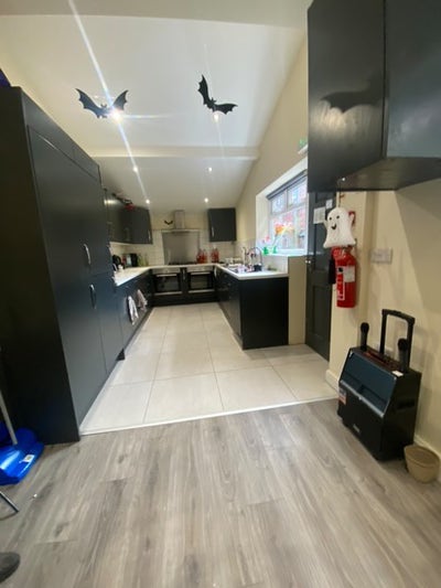 1 spare room in 7 bed, 3 bath house Main Photo