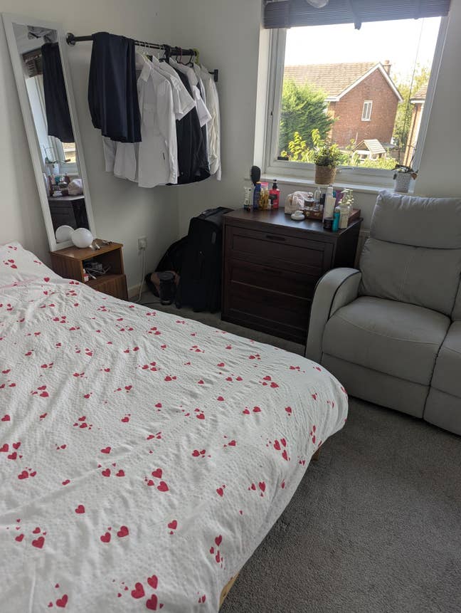 Double En-suite Room To Let in RAYNE Main Photo