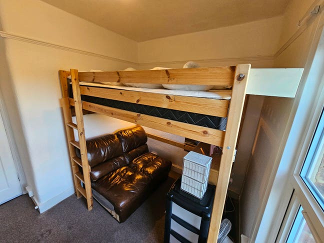 Single Room Available friendly household  Main Photo