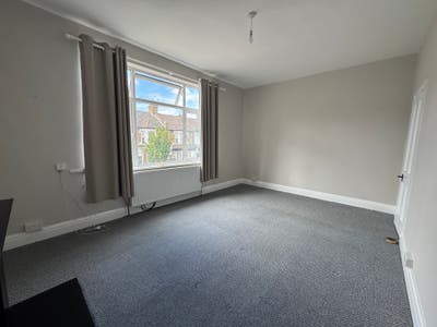 Spacious-Unfurnished-Private Garden-Near Station Main Photo