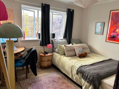 Bright room in 2 bed flat in Stockwell Main Photo