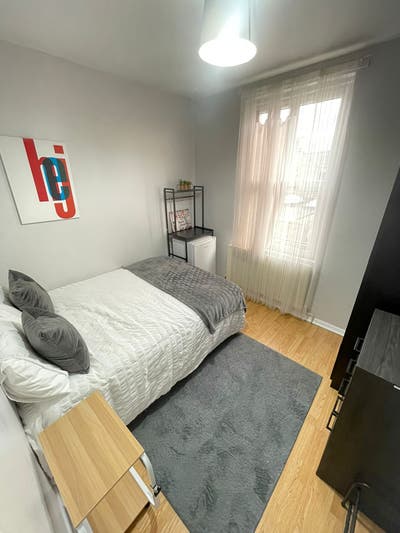 Bright rooms to let in a House. All biIls included Main Photo
