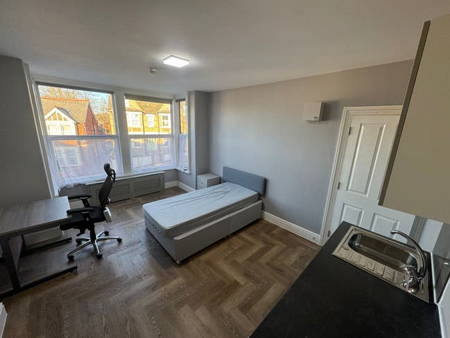 Furnished studio Flat in-High Wycombe (HP13) Main Photo