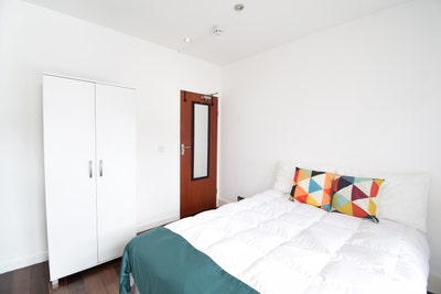  2 Bright & Modern Room – All Bills Included! Main Photo