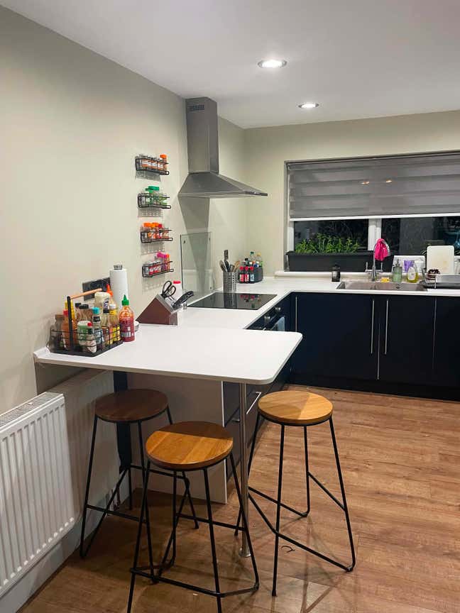 One room available 550pcm Main Photo