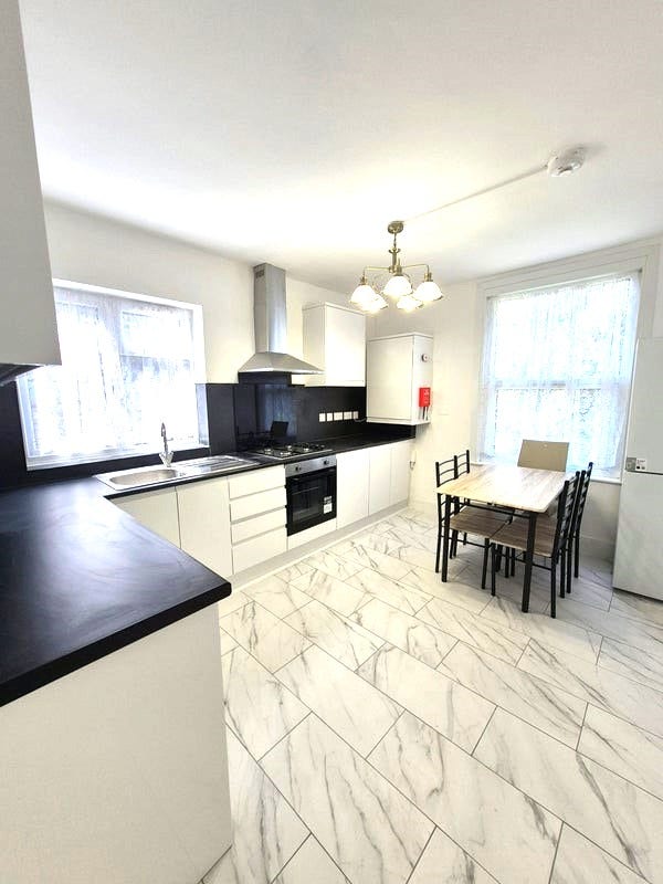Fantastic Large Three Double Bed Apartment Main Photo