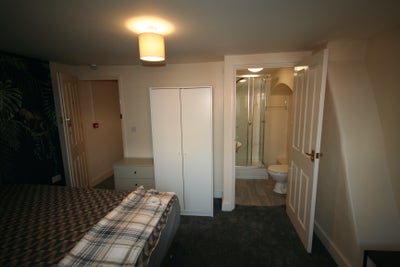 Ensuite room, private floor, Commercial Road NG31 Main Photo