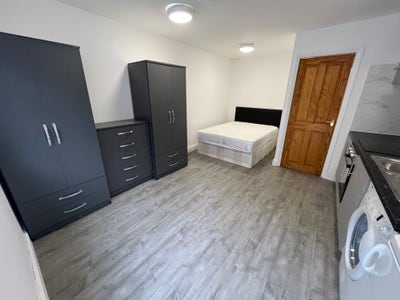 Self-Contained Studio | 2 Min Walk to Jubilee Line Main Photo