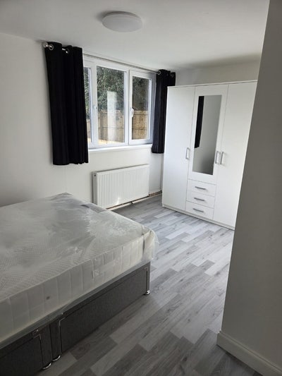  Excellent Ensuite Professional accommodation  Main Photo