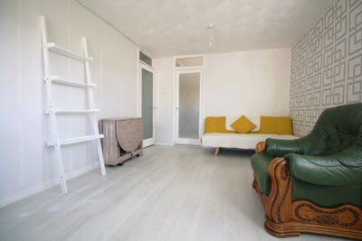Stunning Refurbished 2-Bed Flat (G73)  Main Photo