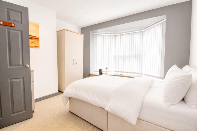 1 Double En Suite Room Available in L20! Main Photo
