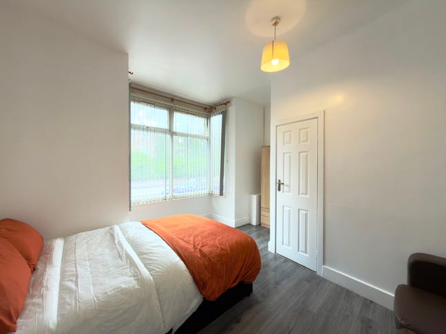 Move in Today! Private & Secure Ensuite Room Main Photo