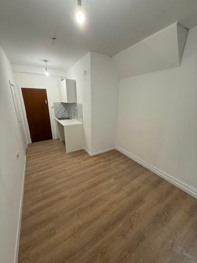 Furnished studio Flat to rent- Croydon CR0 Main Photo