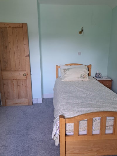 Low cost accommodation in East Molesey Surrey KT8 Main Photo
