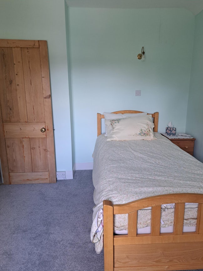 Low cost accommodation in East Molesey Surrey KT8 Main Photo