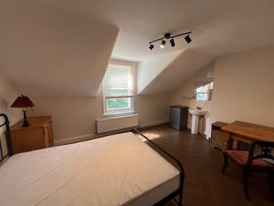 Large Newly Refurbished Double Room Main Photo