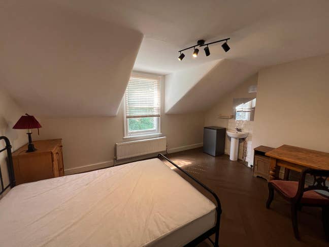 Large Newly Refurbished Double Room Main Photo
